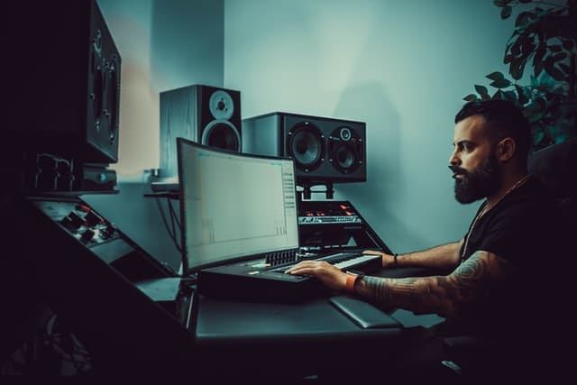 Como autoproducir y publicar mis propias canciones puedes crear canciones con el ordenador o el portátil
