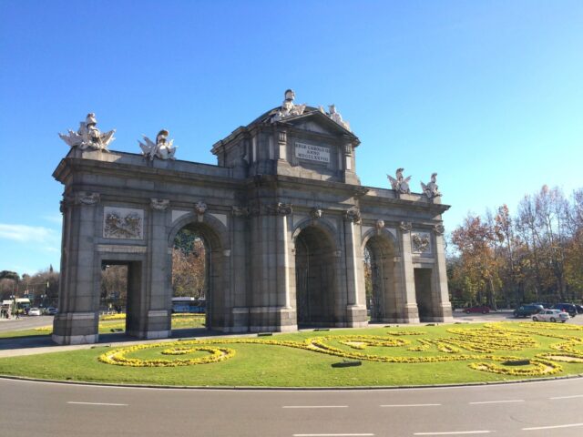 Traslados privados desde aeropuerto de Madrid: mejor precio en taxi y transfer al centro de Madrid 11 La puerta de Alcalá en Madrid - pide tu transfer