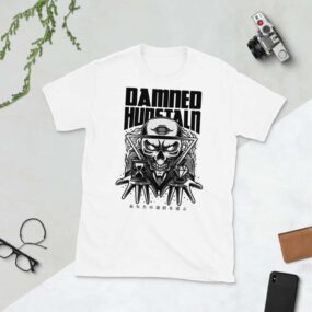 Camiseta "Damned hunstaln" letras negras manga corta unisex