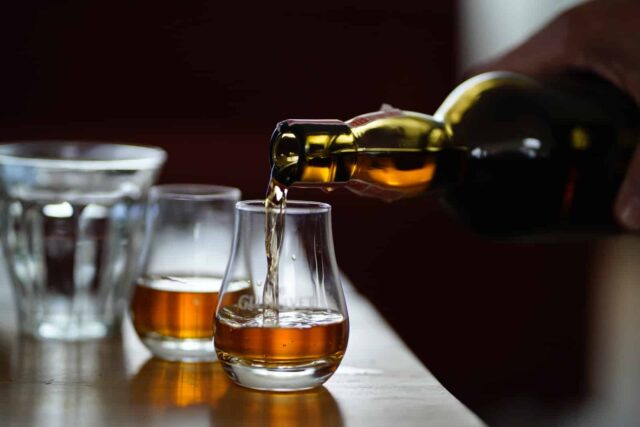 5 de las procedencias más importantes del whisky y cómo identificarlas 4 photo of person holding glass bottle