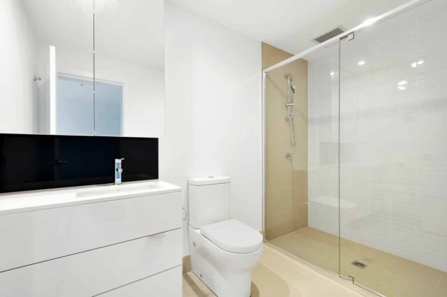 Todo lo que necesitas para reformar tu baño en Barcelona 9 white flush toilet