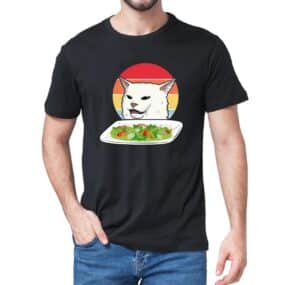 Camiseta gato enfadado en la mesa