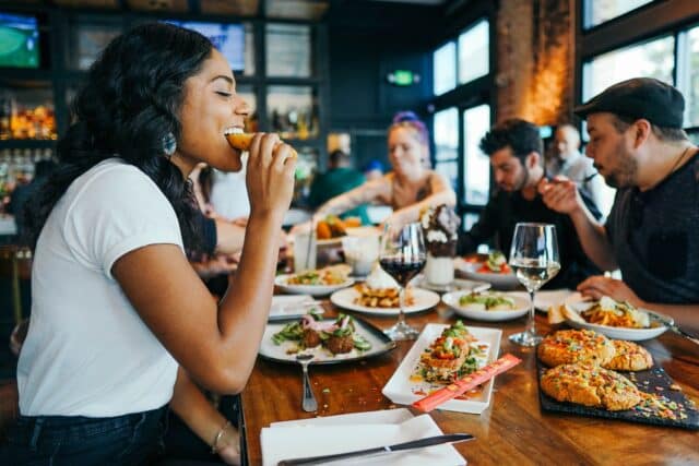 🥇56 Restaurantes acogedores e íntimos de España 🔥 6 woman in white shirt eating