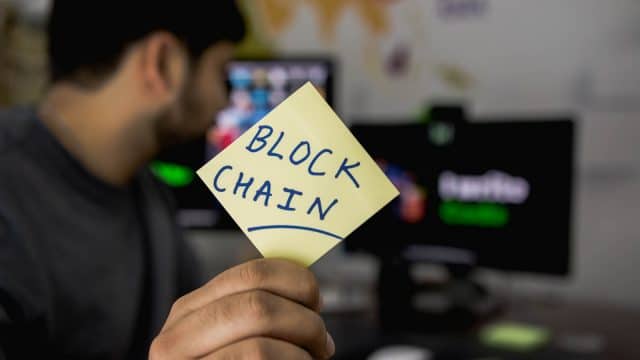El rol de la tecnología blockchain para ayudarnos a construir un mejor futuro 3 person holding sticky note