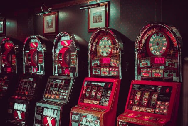 Las 5 máquinas tragamonedas más populares 6 gray-and-red arcade machines