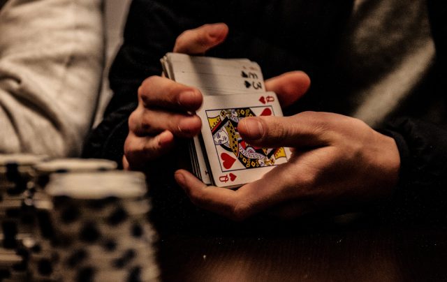 Los mejores errores de poker que podrías estar cometiendo 9 person holding king of spade playing card