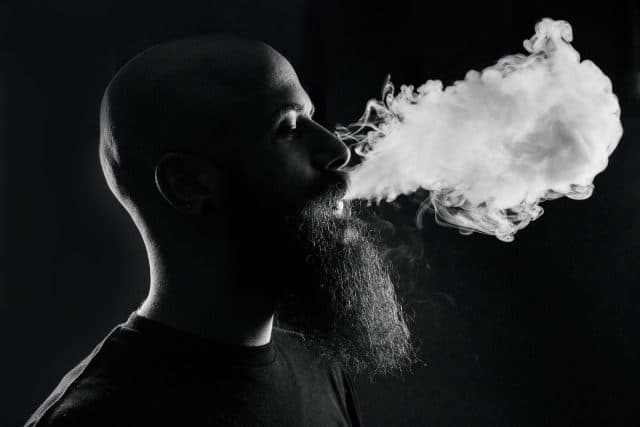 Lista de mejores tiendas vapeo online 2 man smoking with black background