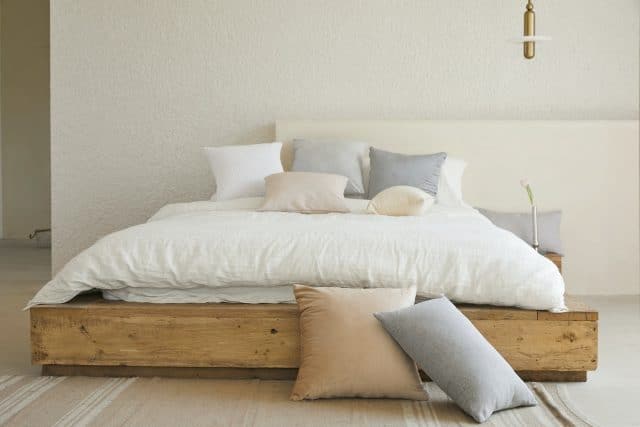 Camas abatibles de matrimonio: la solución ideal para dormir bien y aprovechar el espacio 5 white bed pillow on brown wooden bed frame