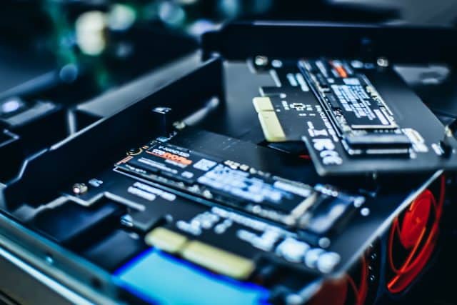 Unidades SSD vs HDD: ¿Cuál es mejor para diseño gráfico? 5 black and gray computer motherboard