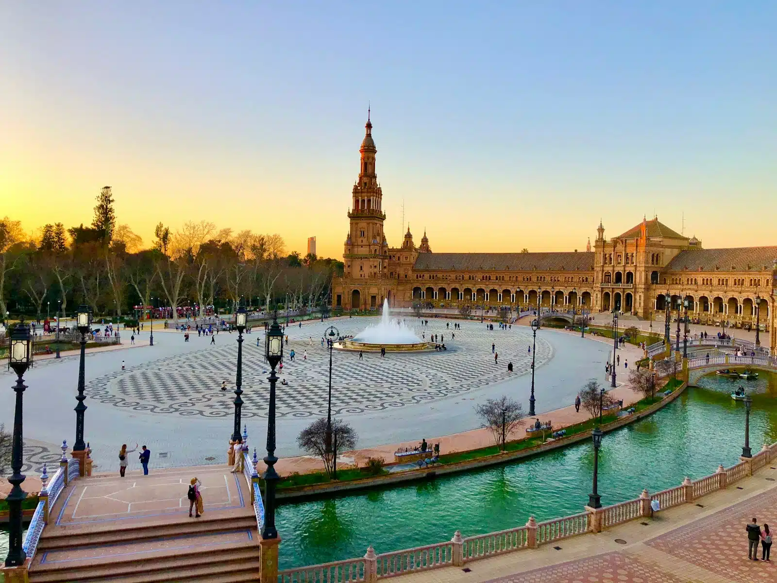 Por qué Sevilla se está convirtiendo en un destino ideal para trabajadores remotos y nómadas digitales 12 people walking on park near body of water during daytime