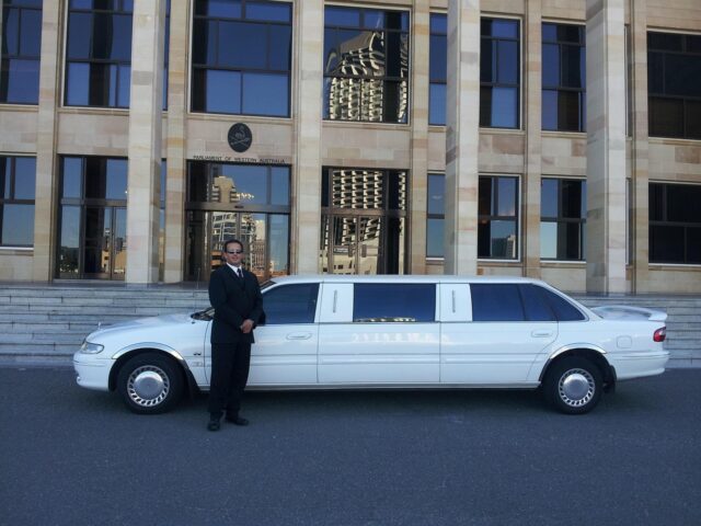 Recorridos privados en limusina en Miami: explora la ciudad 5 limousine, car, luxury, limo, vehicle, transportation, chauffeur, transport, suit, car wallpapers, man, white, stretch, male, automobile, building, blue car