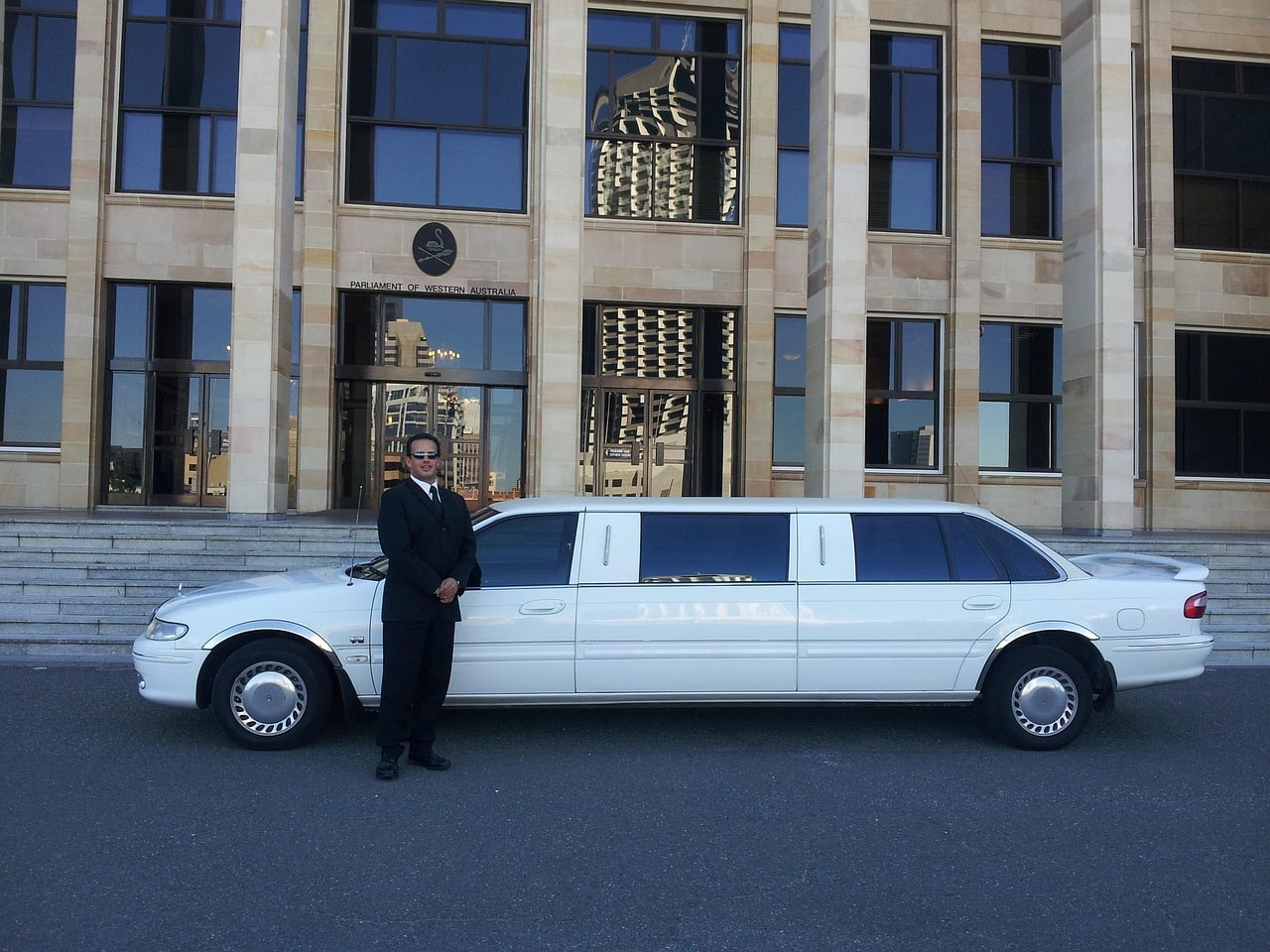Recorridos privados en limusina en Miami: explora la ciudad 14 limousine, car, luxury, limo, vehicle, transportation, chauffeur, transport, suit, car wallpapers, man, white, stretch, male, automobile, building, blue car