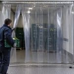 Cortina de lamas de PVC transparente en la entrada de una cámara frigorífica