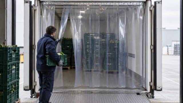 Cortinas de lamas PVC: 5 curiosidades sobre las que posiblemente desconozcas 2 Cortina de lamas de PVC transparente en la entrada de una cámara frigorífica
